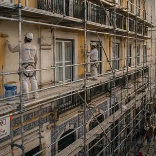 Andaime em reabilitação de fachada na Baixa de Lisboa