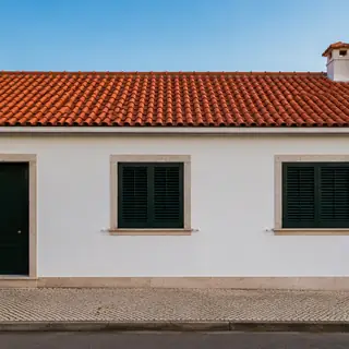 Fachada de moradia antes da intervenção, com fungos e manchas