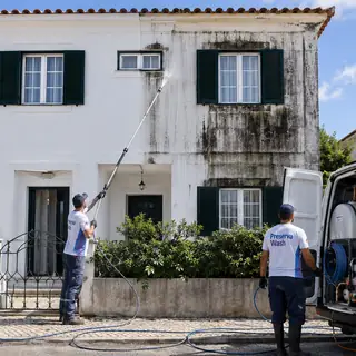 Lavagem de fachada de moradia com equipa própria
