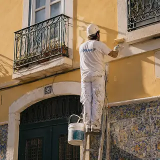 Pintura de fachada com azulejos em Lisboa